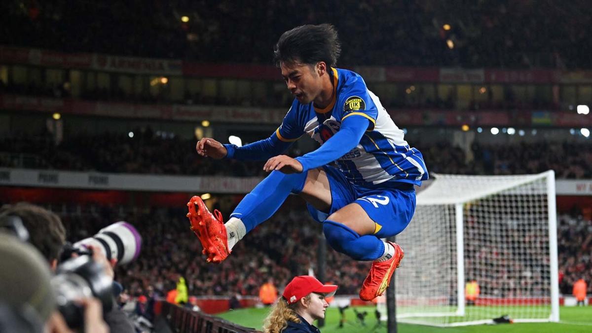 Kaoru Mitoma jumps the hoarding after a dynamic run